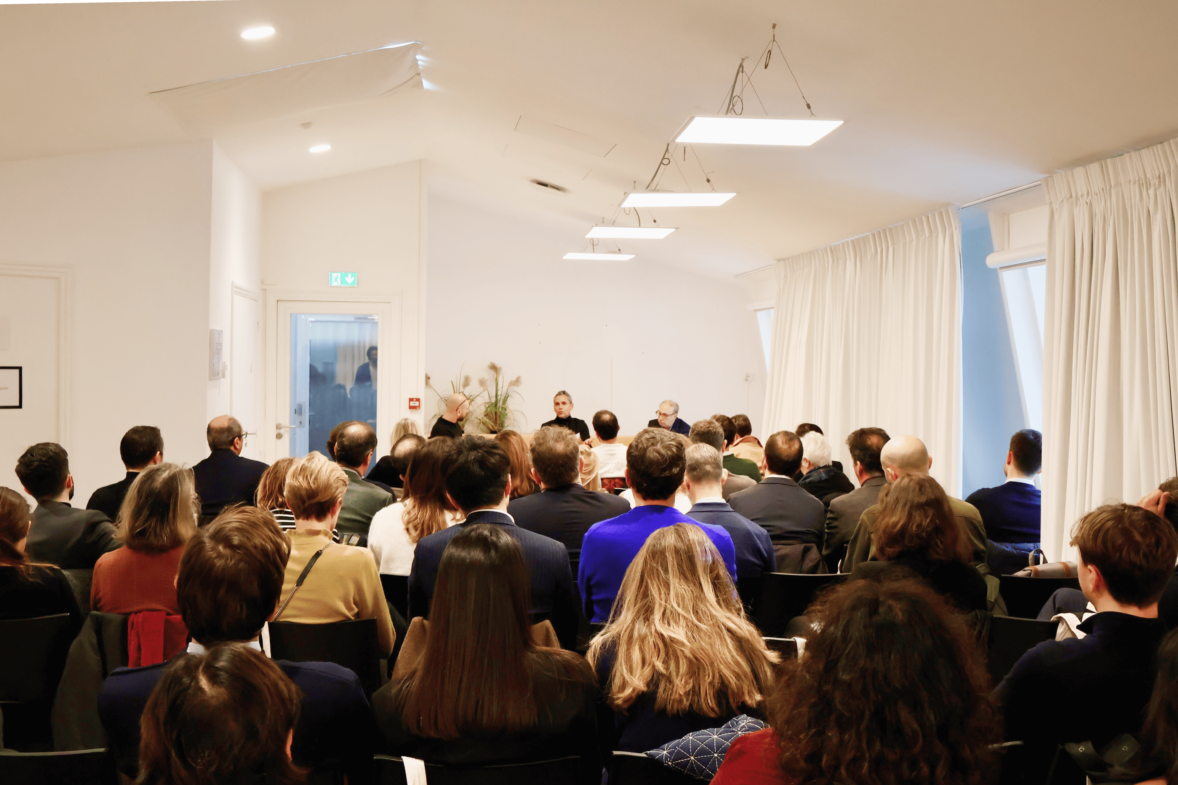 événement Sora, une foule de personnes assises devant la conférence