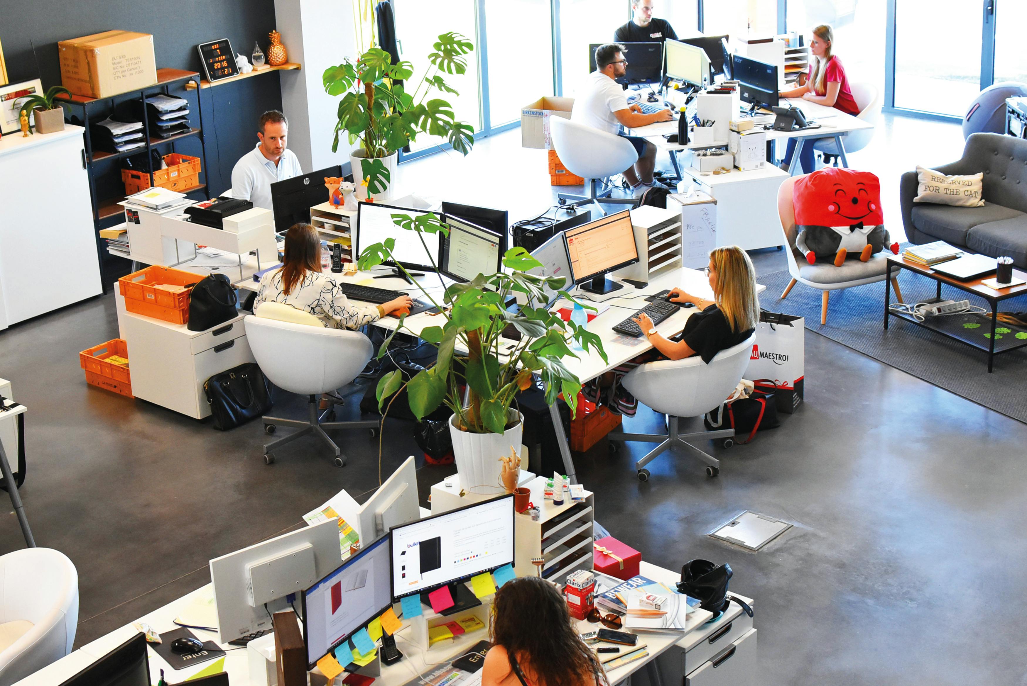 Des personnes travaillant dans un open space
