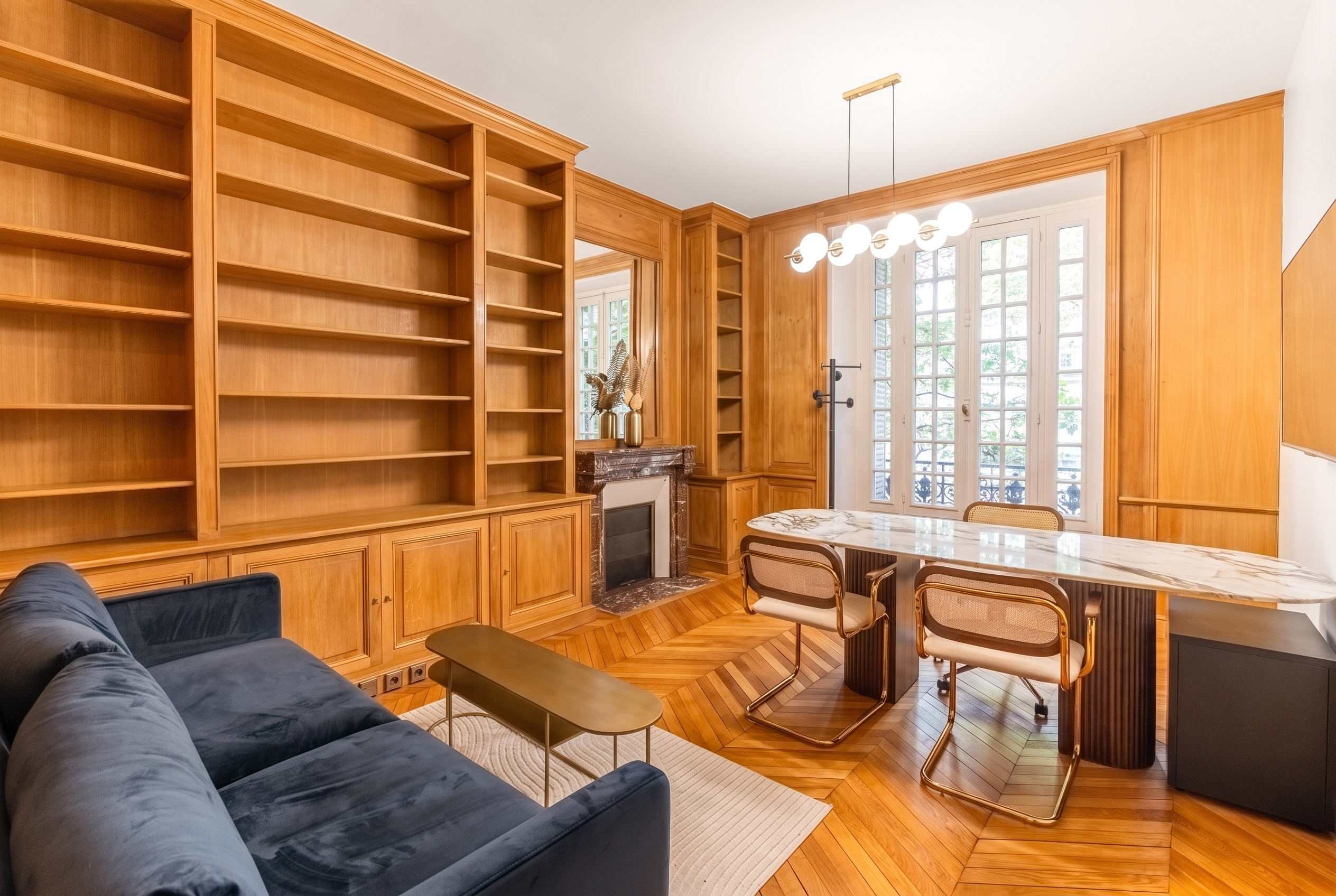 Bureau Haussmanien avec du parquet, cheminée et un bureaux avec sa chaise
