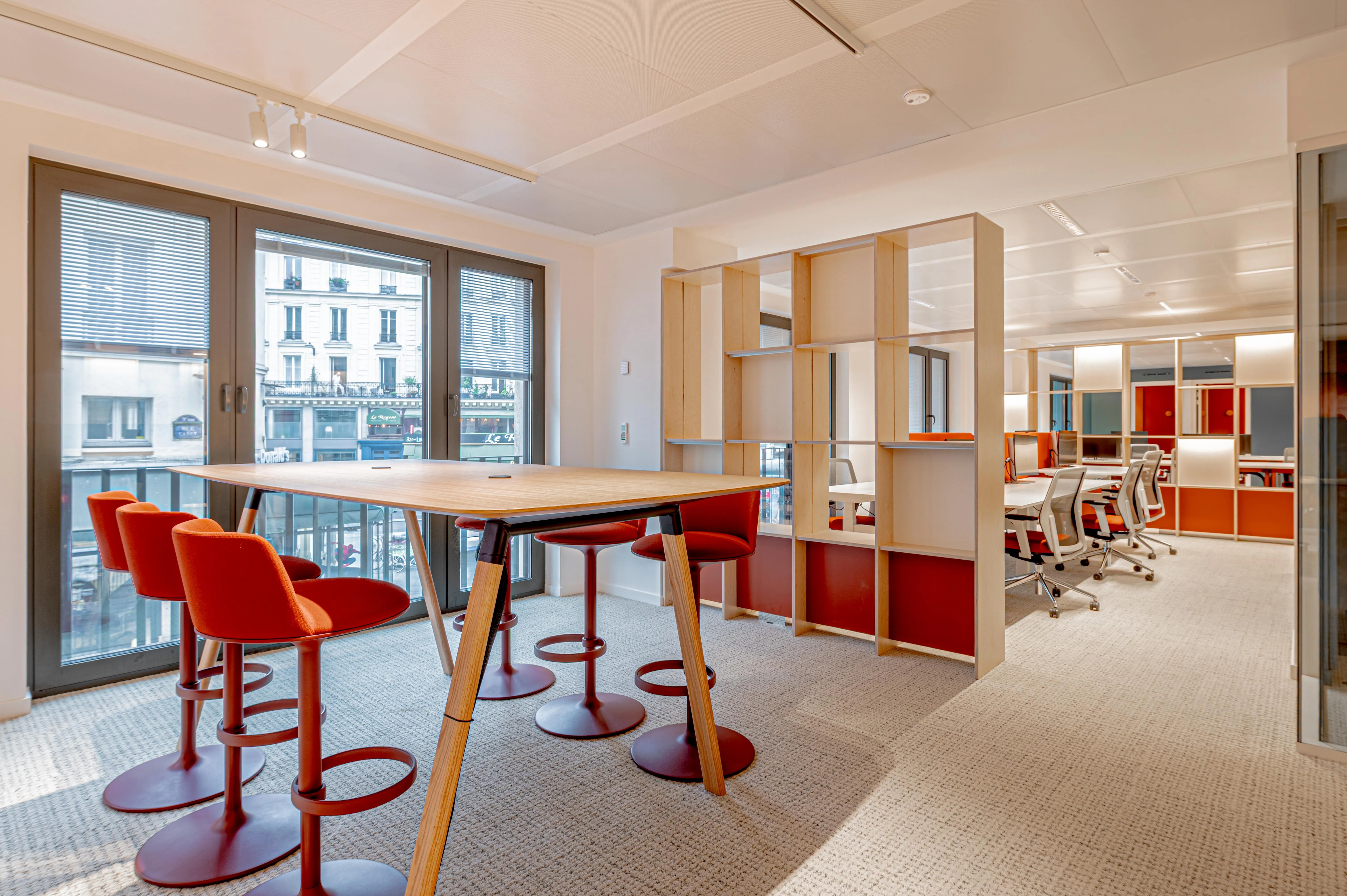 des grands open spaces avec du mobilier neuf et avec plusieurs salles de réunion et une terrasse 