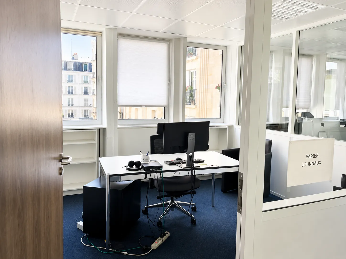 des bureaux et des chaises, des salles de réunion avec des écrans de télévision, une cuisine avec des tables et des chaises, une terrasse avec des canapés et des fauteuils