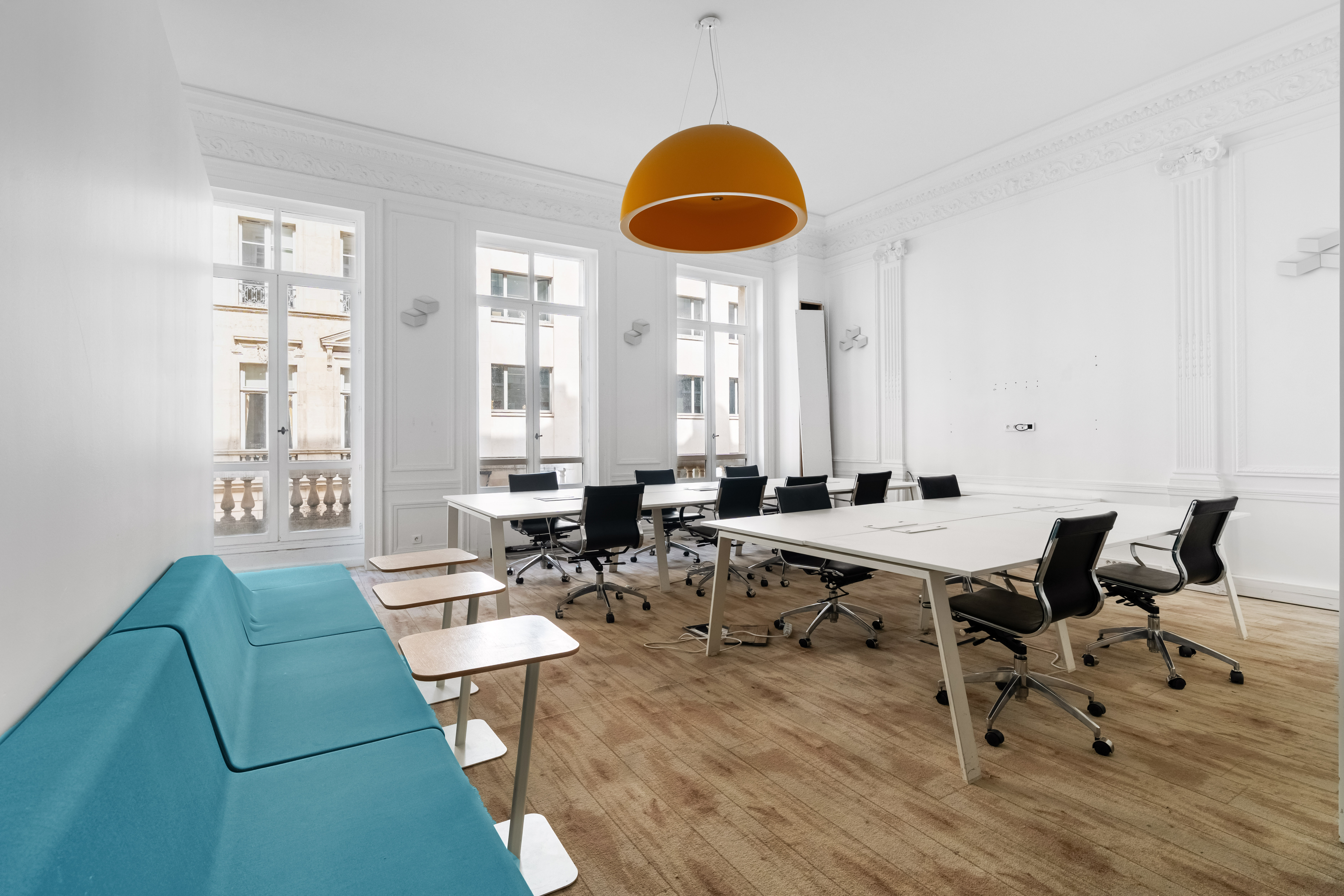 des bureaux et des chaises, de la moquette au sol, des canapés, des phonebooths, des open spaces et des bureaux fermés, des salles de réunion