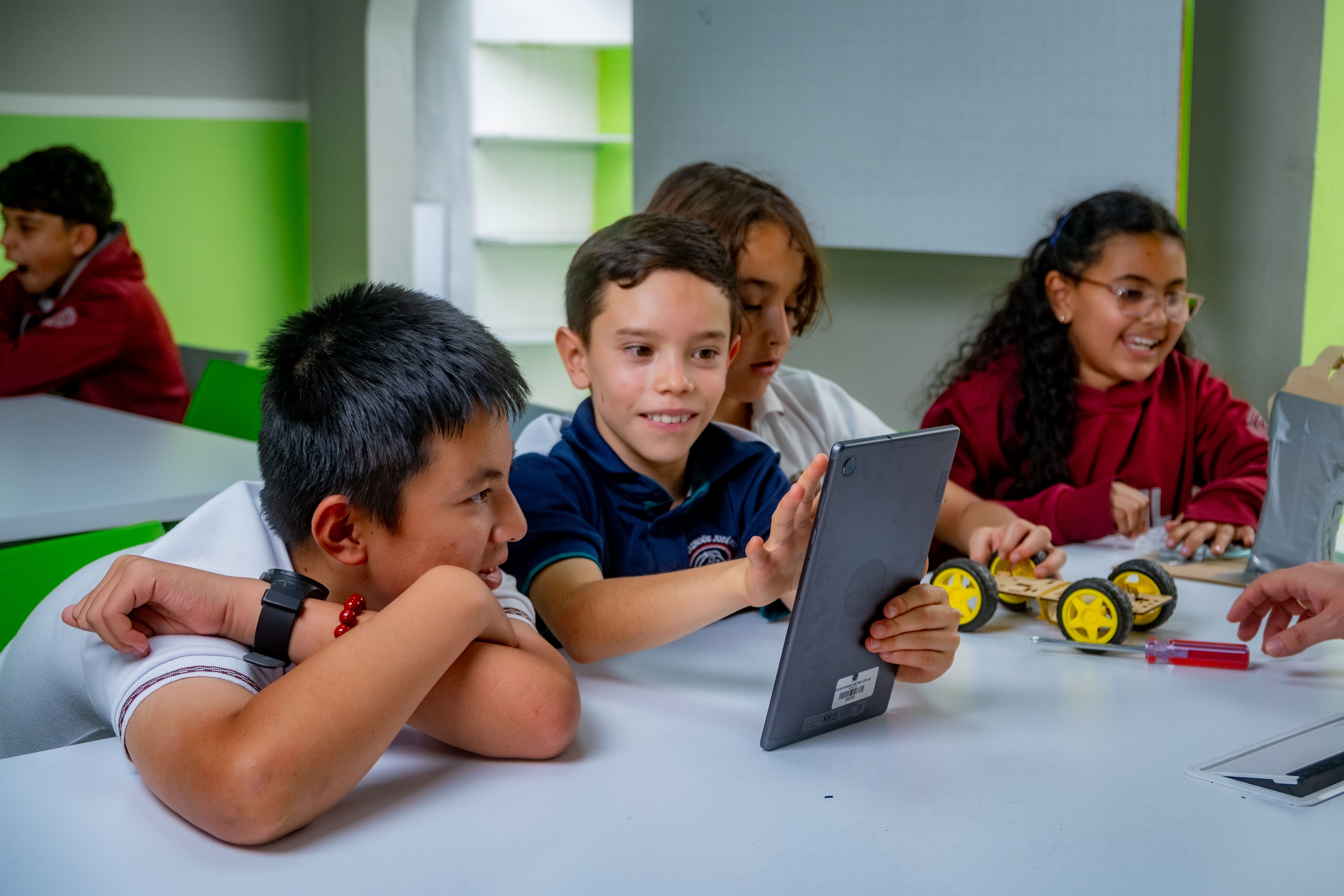 Estudiantes STEAM Colegio Bilingüe Jose Max Leon