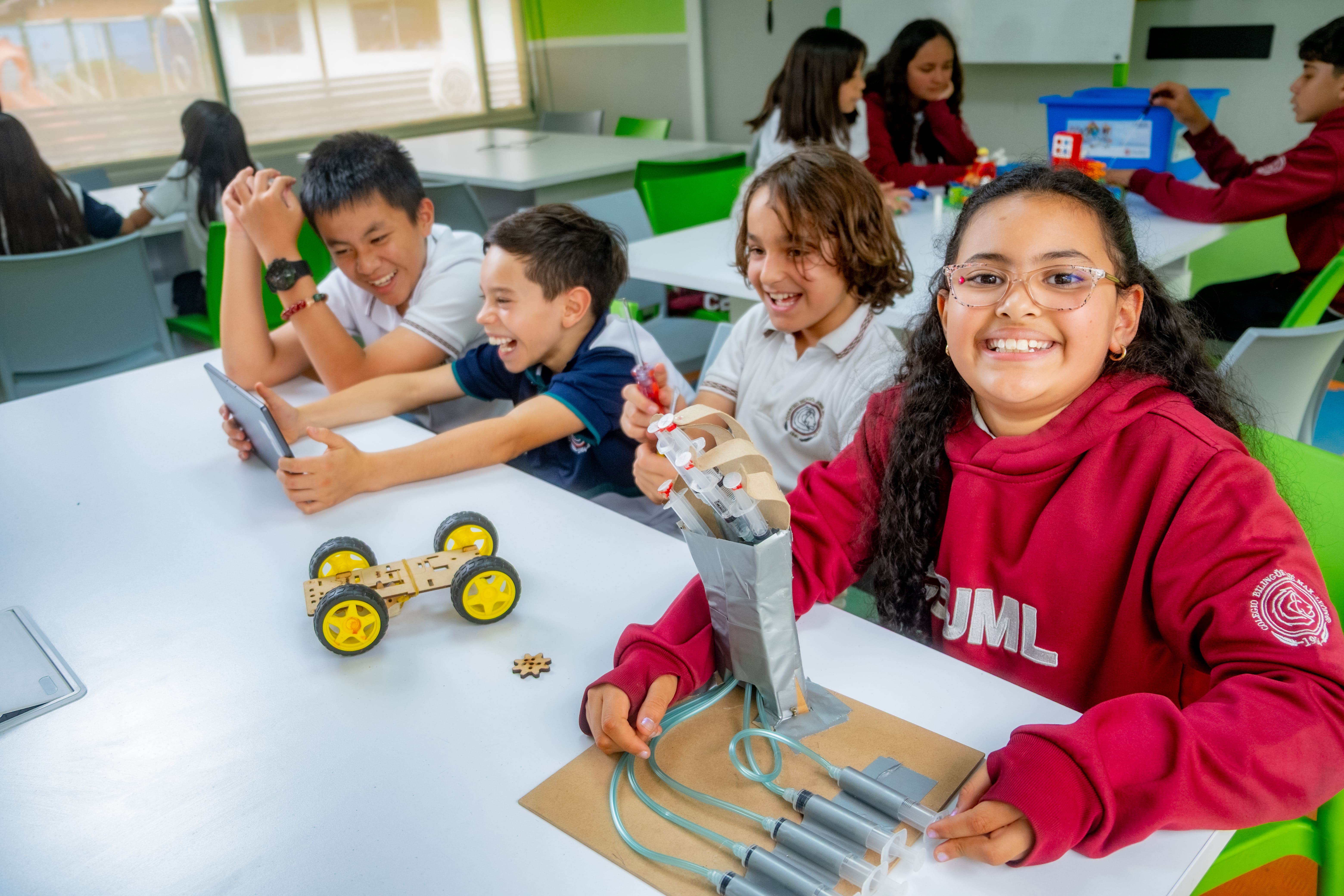 Estudiantes STEAM Colegio Bilingüe Jose Max Leon