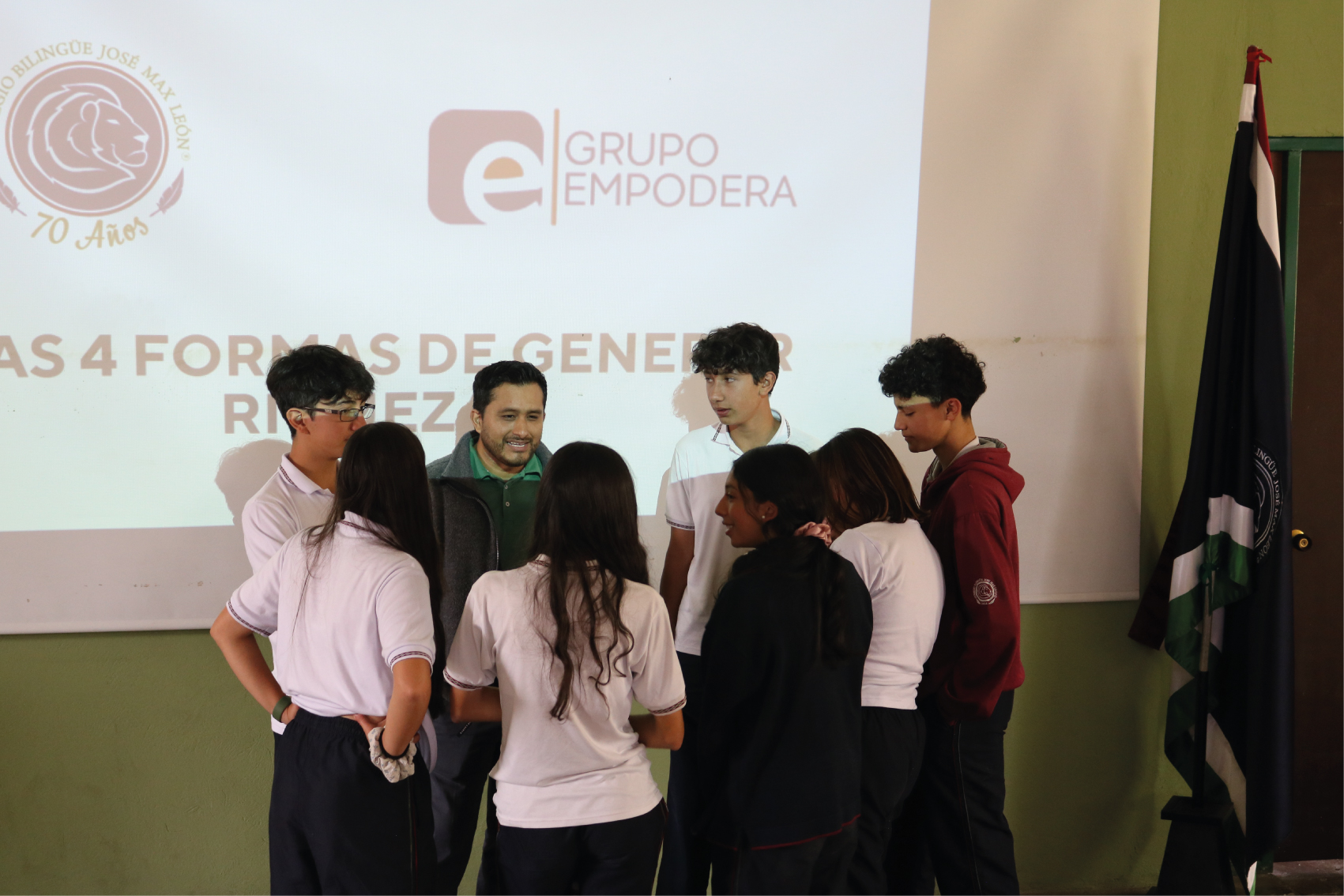 Estudiantes STEAM Colegio Bilingüe Jose Max Leon