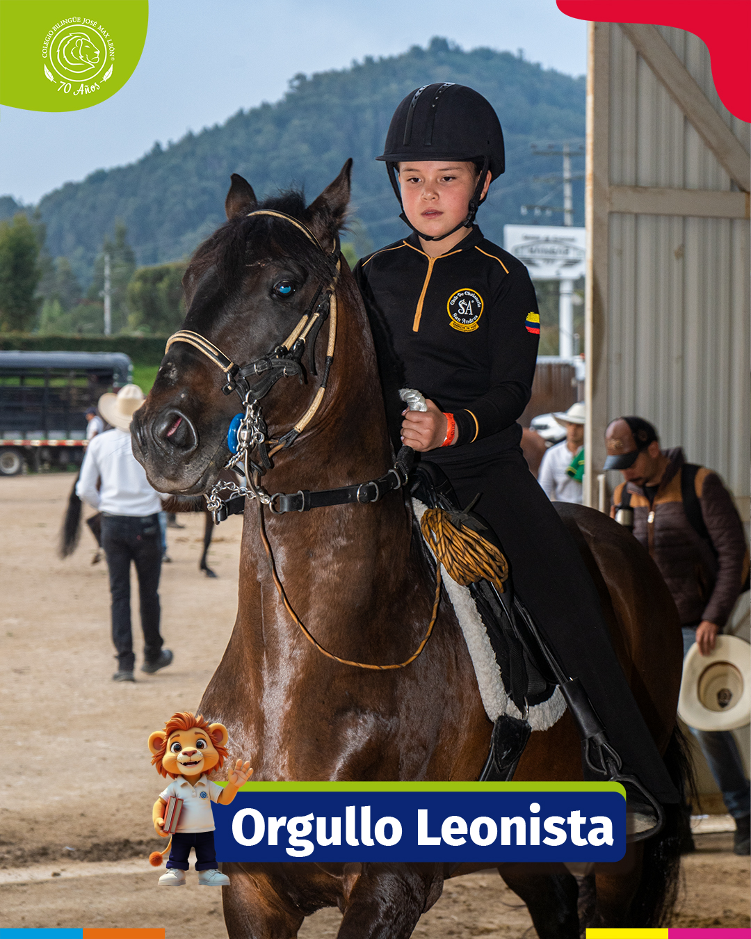 Niño sonriente sosteniendo un trofeo grande en una cancha de tenis de arcilla.