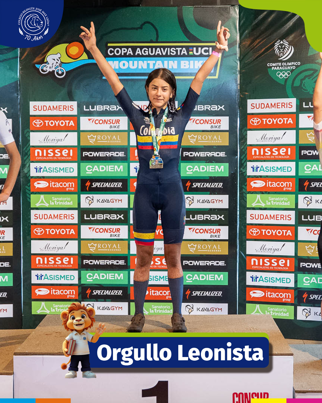 Niño sonriente sosteniendo un trofeo grande en una cancha de tenis de arcilla.