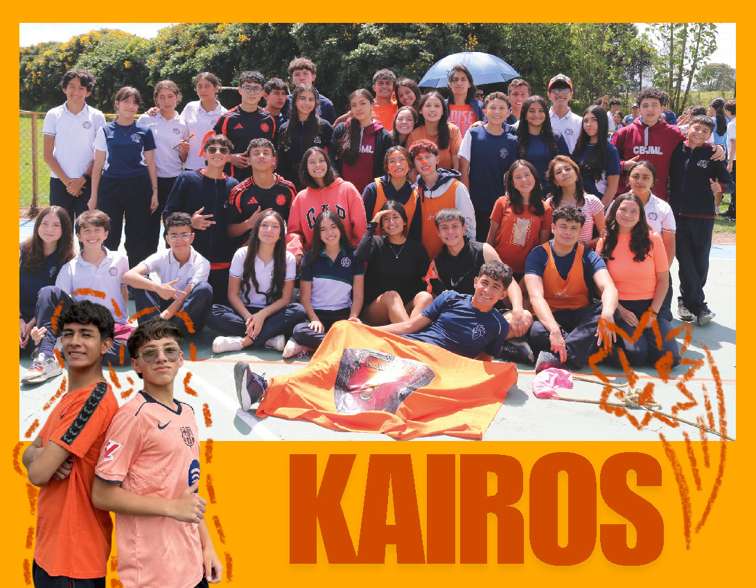 Grupo de jóvenes sonrientes en uniforme escolar posando al aire libre con un fondo naranja y el texto Kairos.