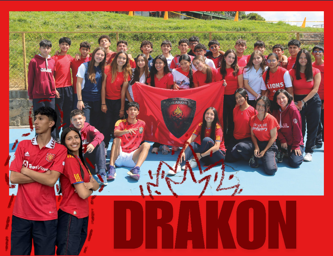 Grupo de estudiantes posando con una bandera roja que tiene un escudo y la palabra Drakon.