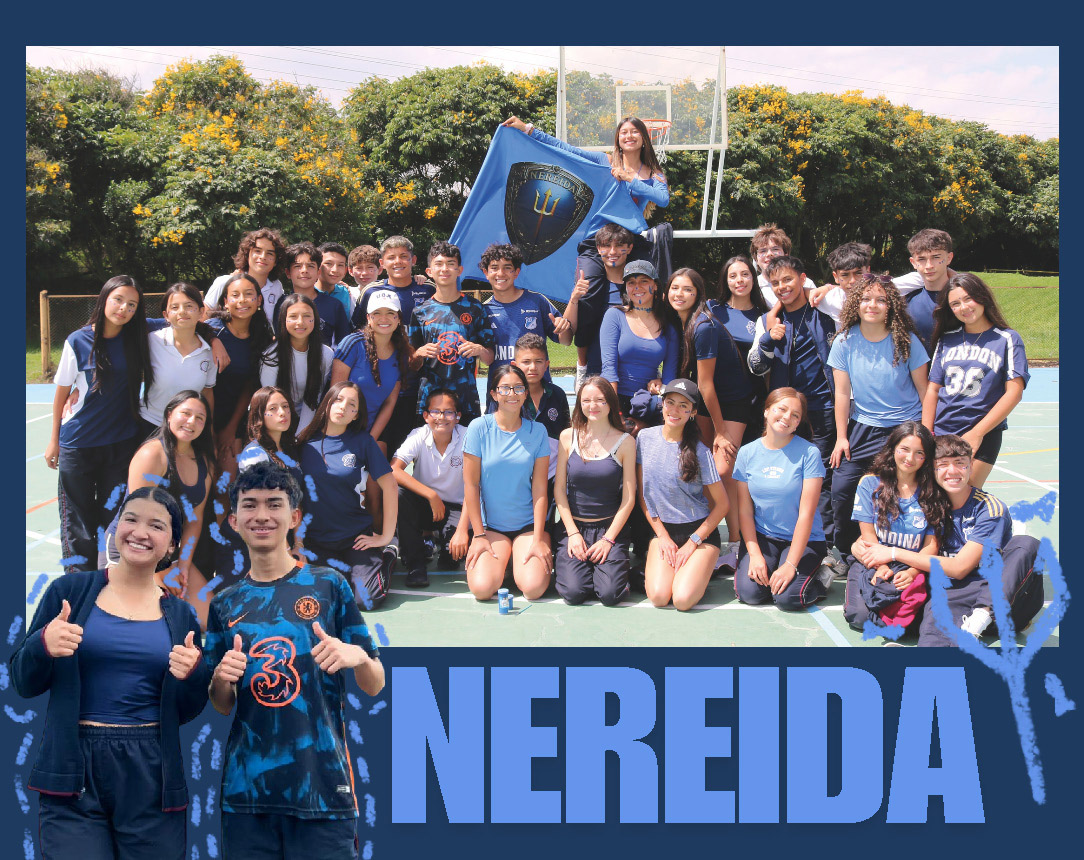 Grupo de jóvenes sonriendo en una cancha al aire libre con una bandera azul que dice NEREIDA.