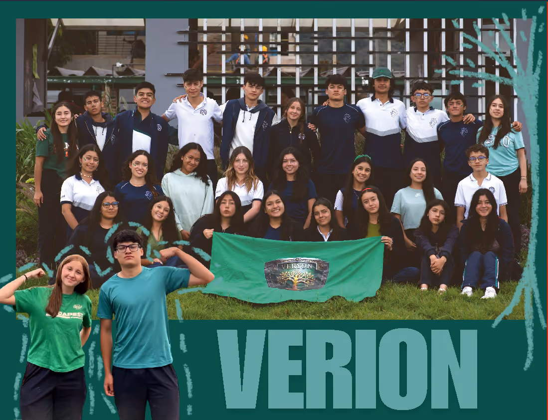 Grupo de estudiantes posando juntos con una bandera verde que dice Verion en un área al aire libre.