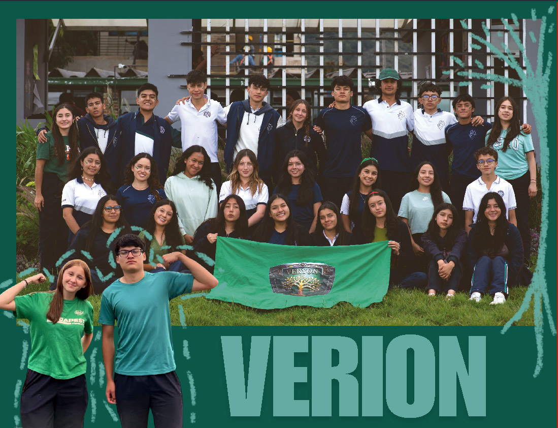 Grupo de estudiantes posando juntos con una bandera verde que dice Verion en un área al aire libre.