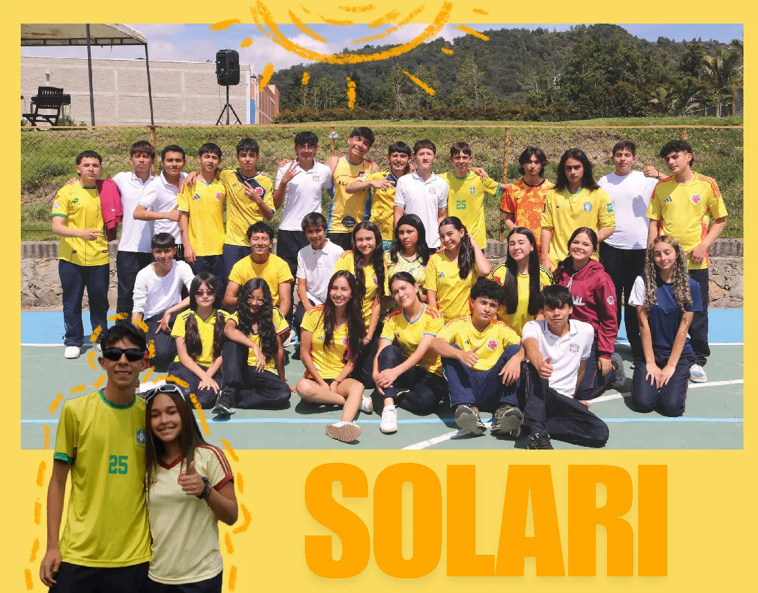 Grupo de jóvenes con camisetas amarillas posando en cancha al aire libre con texto grande Solari.
