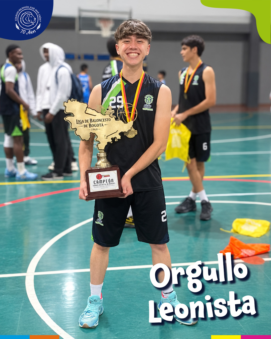 Niña deportiva con uniforme rosado sosteniendo un trofeo dorado y una medalla en un campo de fútbol.