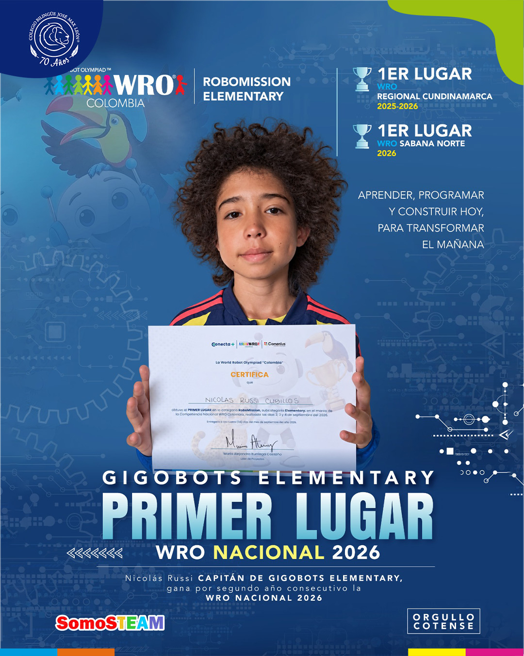 Niño sonriente sosteniendo un trofeo grande en una cancha de tenis de arcilla.