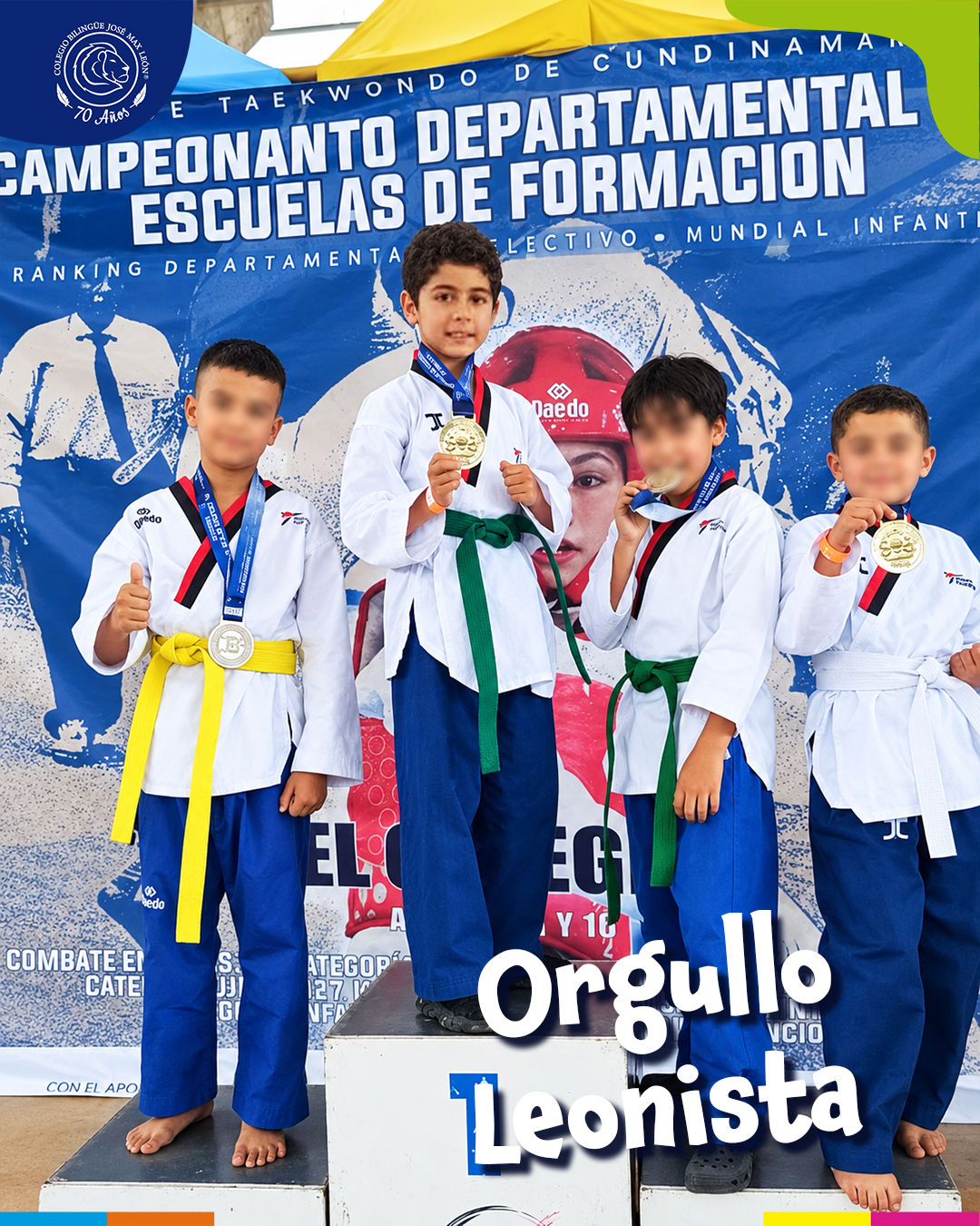 Niño sonriente sosteniendo un trofeo grande en una cancha de tenis de arcilla.