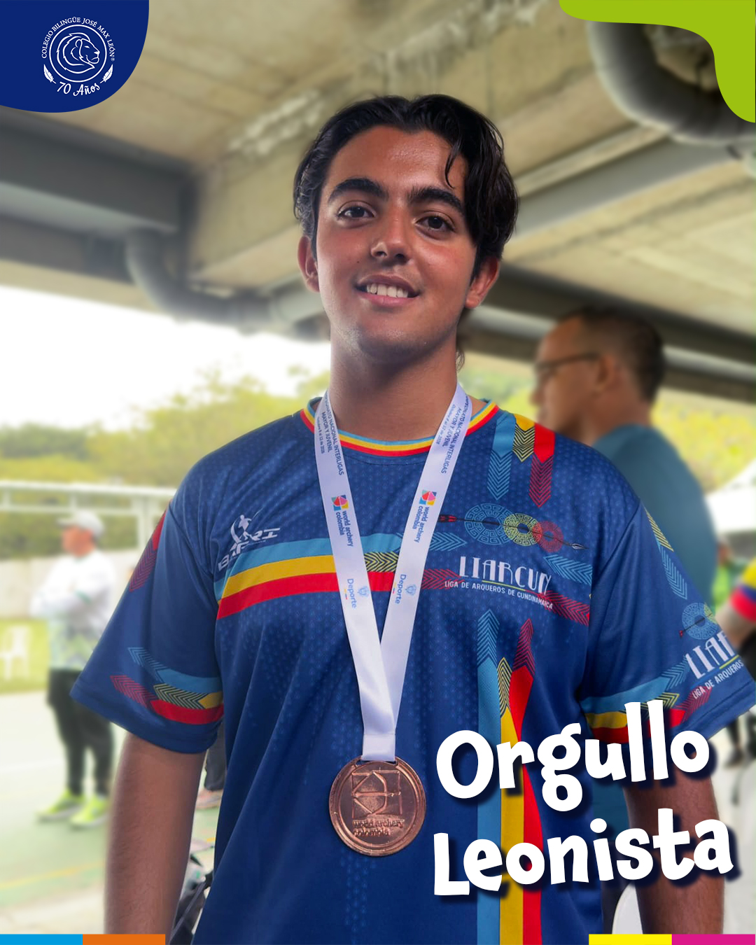 Niño sonriente con gorra color verde sosteniendo certificado y tarjeta de regalo tras ganar la media maratón señor de la piedra de Sopó.