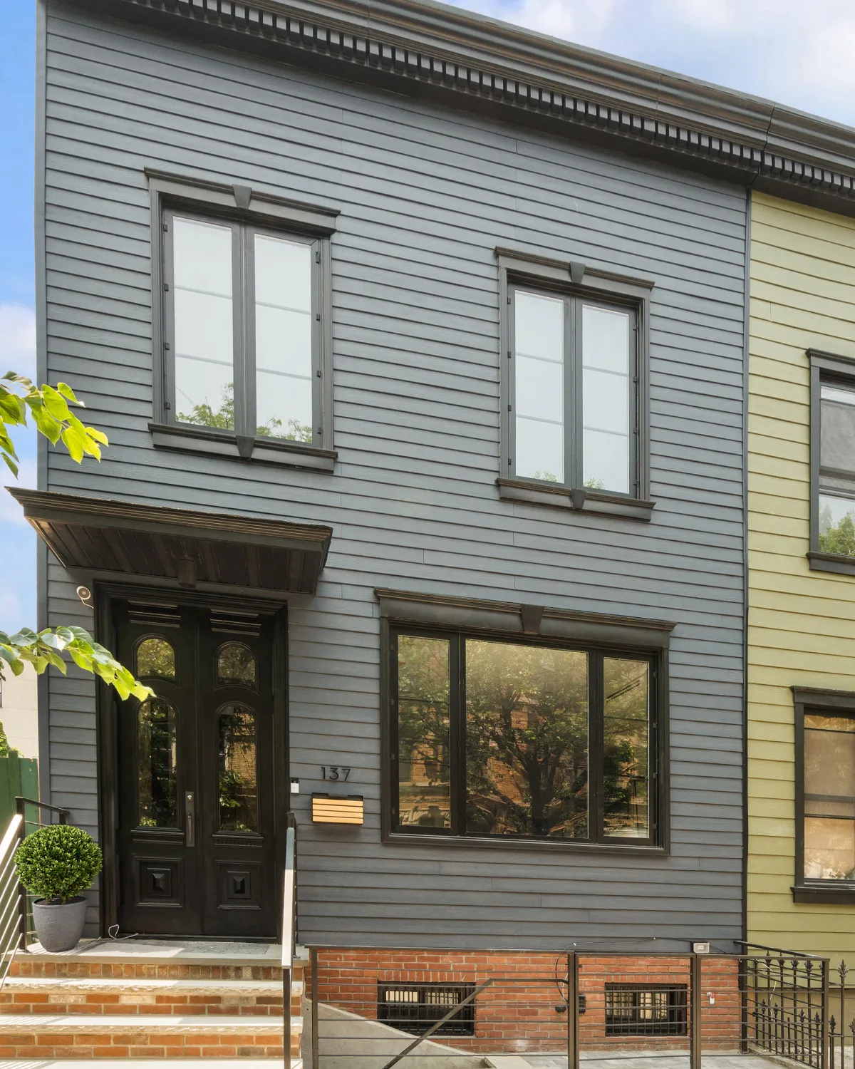 Exterior of 137 Kingsland Avenue building