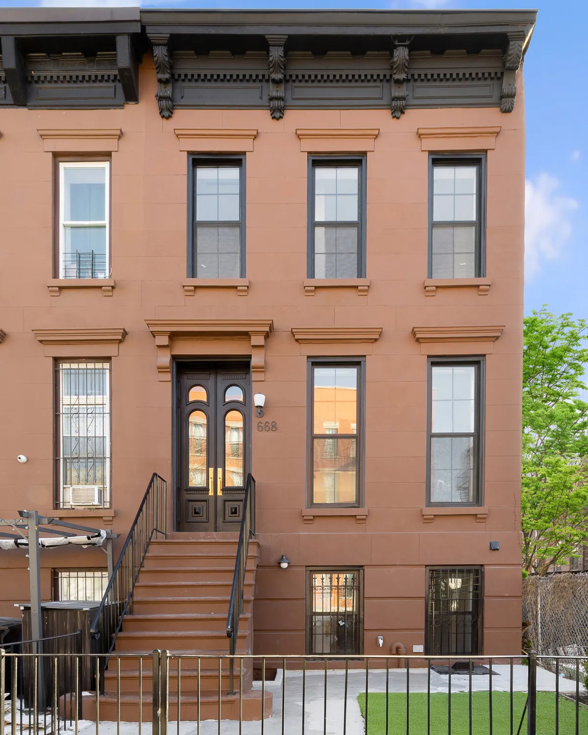 Exterior of 668 Lexington Avenue building