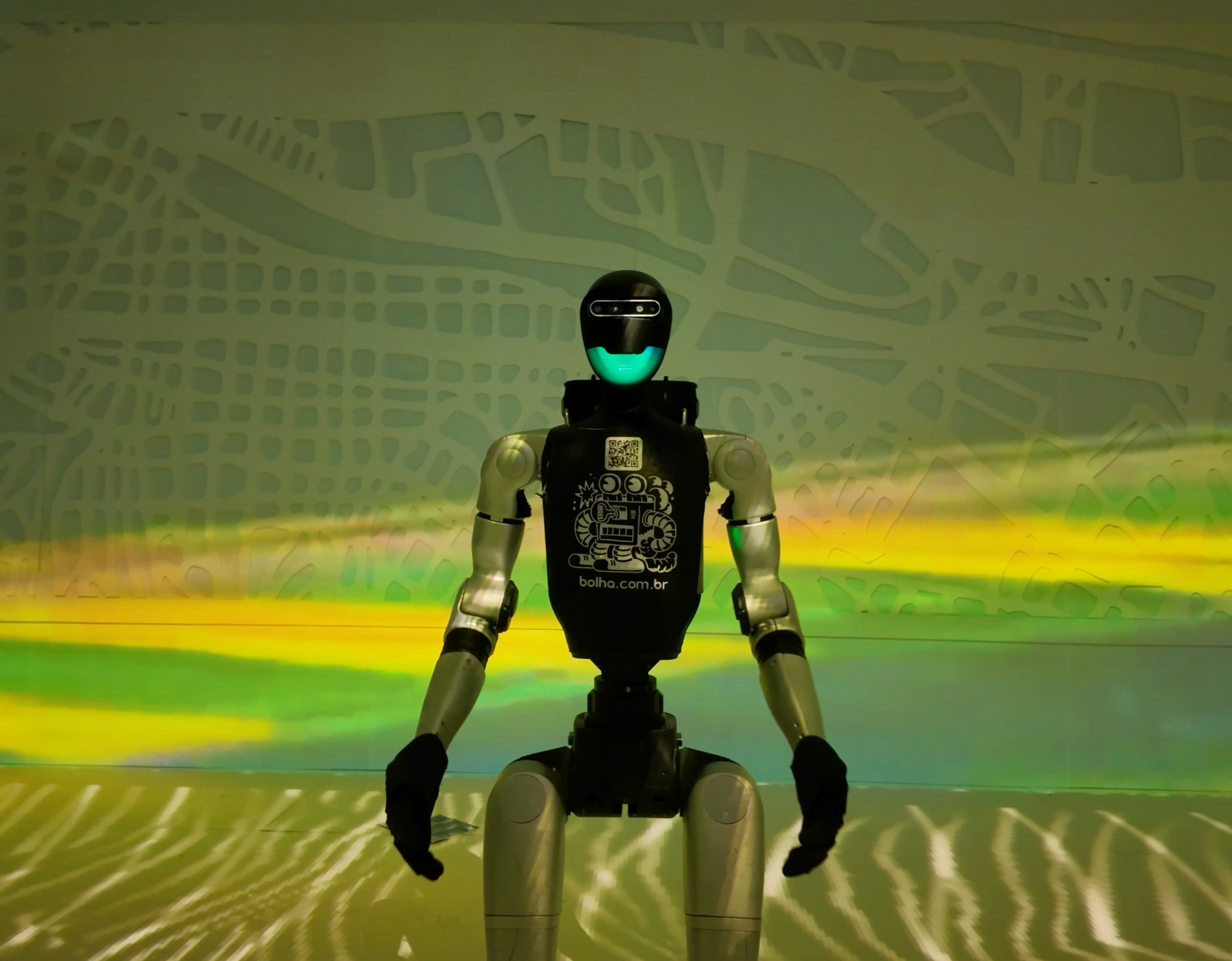 PRS - Personal Robot System. Na foto, vemos um robô G1 com a plataforma PRS instalado no robô e dando a alma para a persona do Tobias