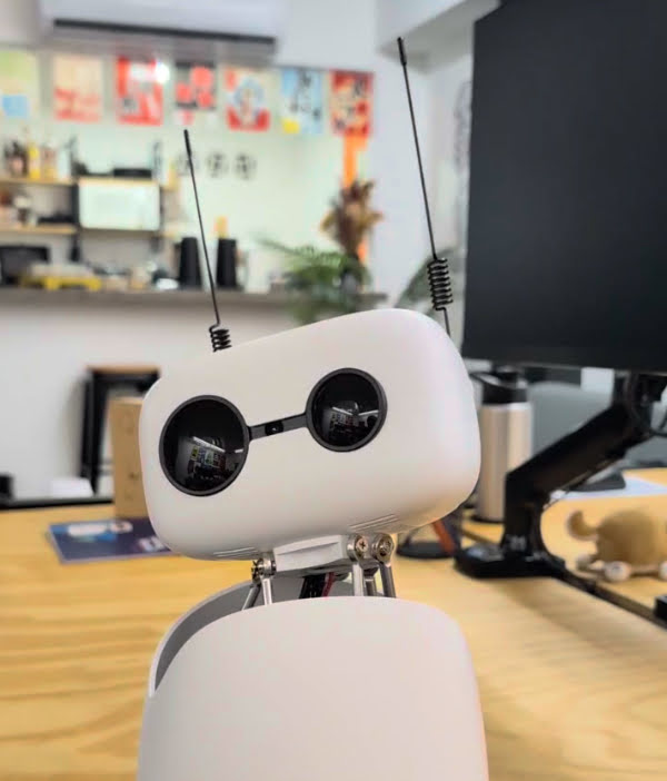 Robôs sociais não precisam ser humanoides. Aqui o PRS está instalado em um Reachy Mini, com forte potencial para ser um companheiro ou assistente de educação.