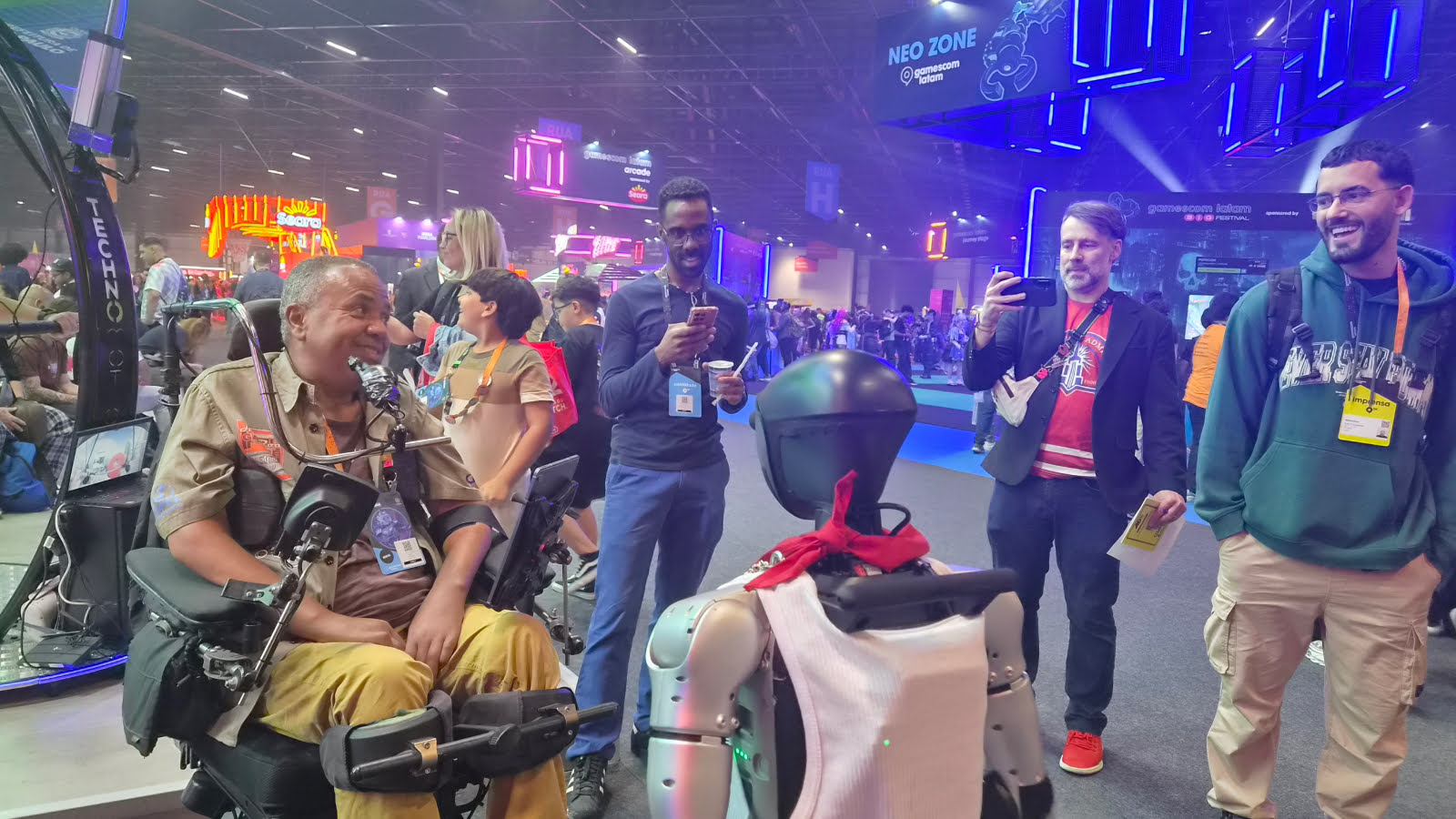Tobias e PRS interagindo com o público da gamescom latam 2026