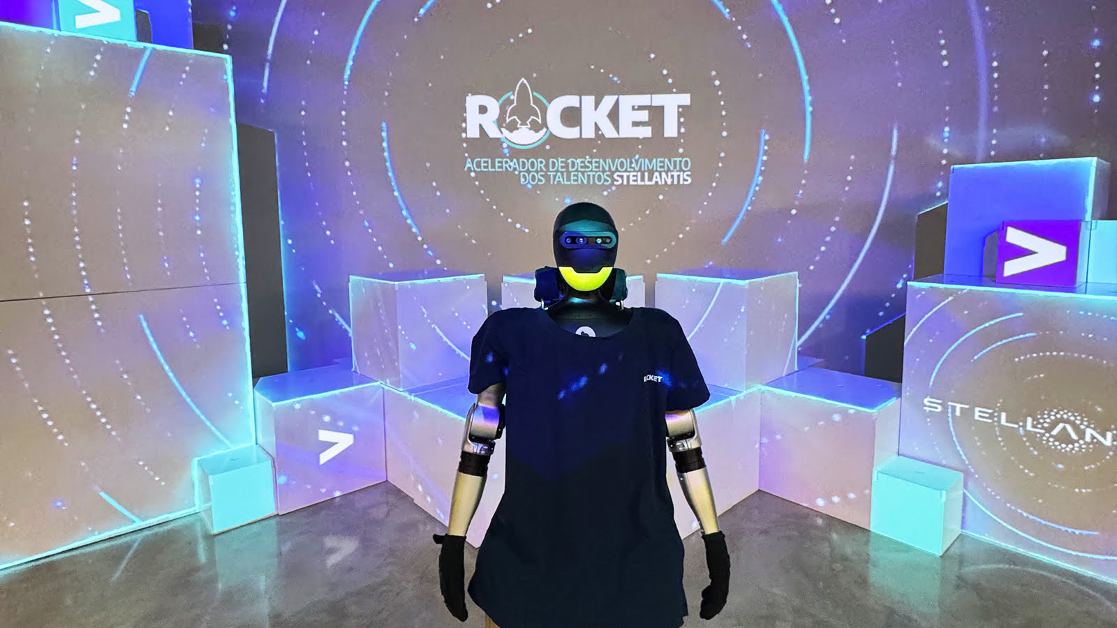 Robô Tobias posa para fotos no Rocket 2026