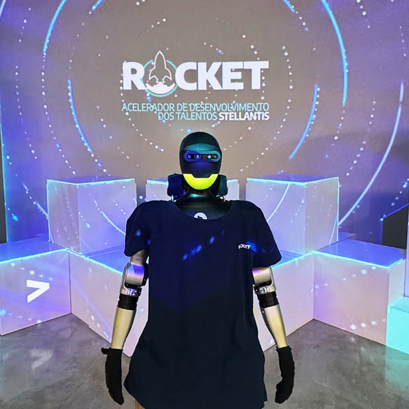 Tobias, robô da Bolha, posa para fotos no Rocket 2026