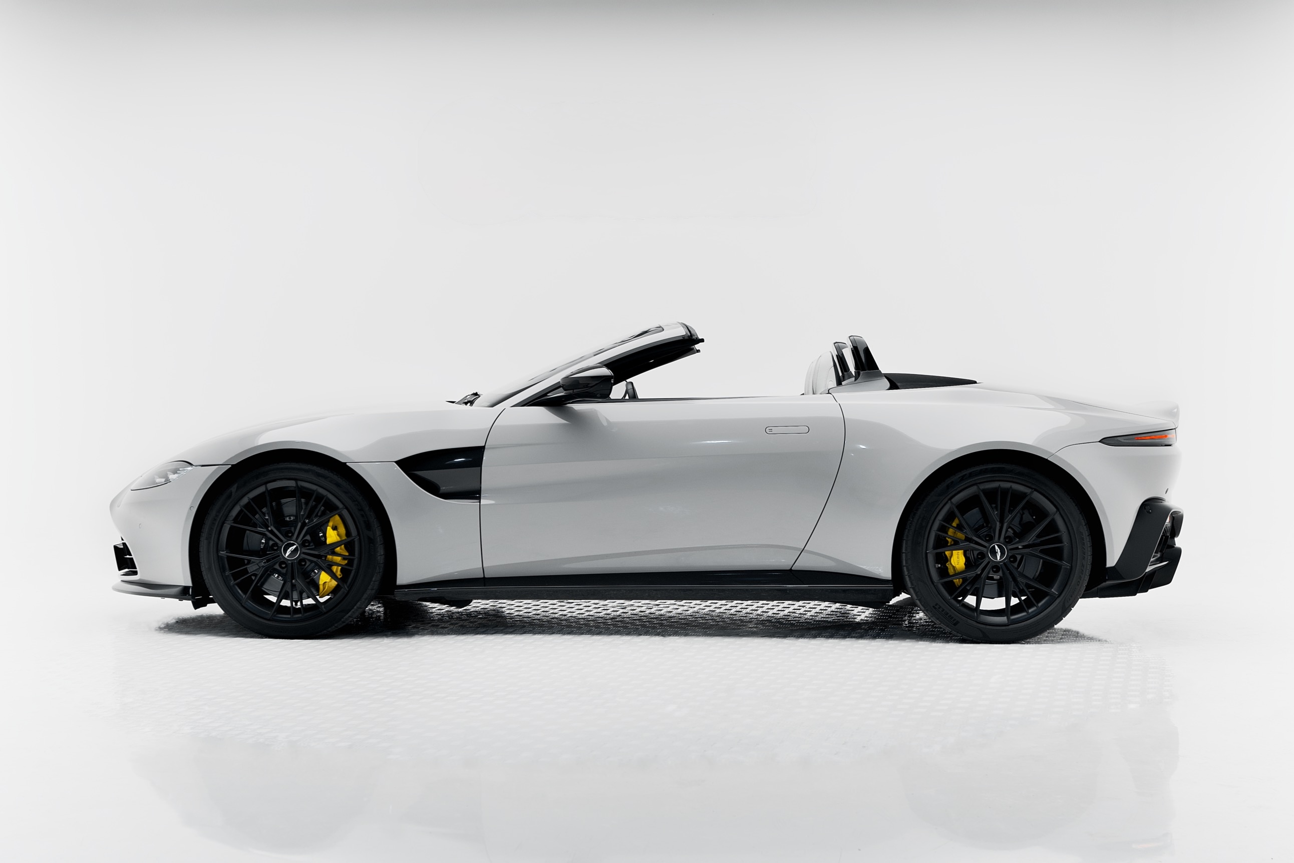  Aston Martin Vantage