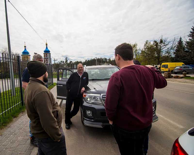 Arjan en Evert van Dijke in gesprek tijdens hulpreis in Oekraine Metadidomi Foundation