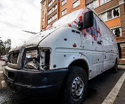 Kapotgeschoten bestelwagen door oorlog in Oekraine