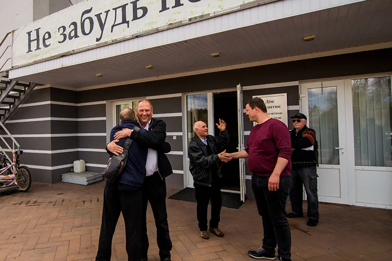 Arjan van Dijke en Evert van Dijke nemen afscheid na hulpreis in Oekraine