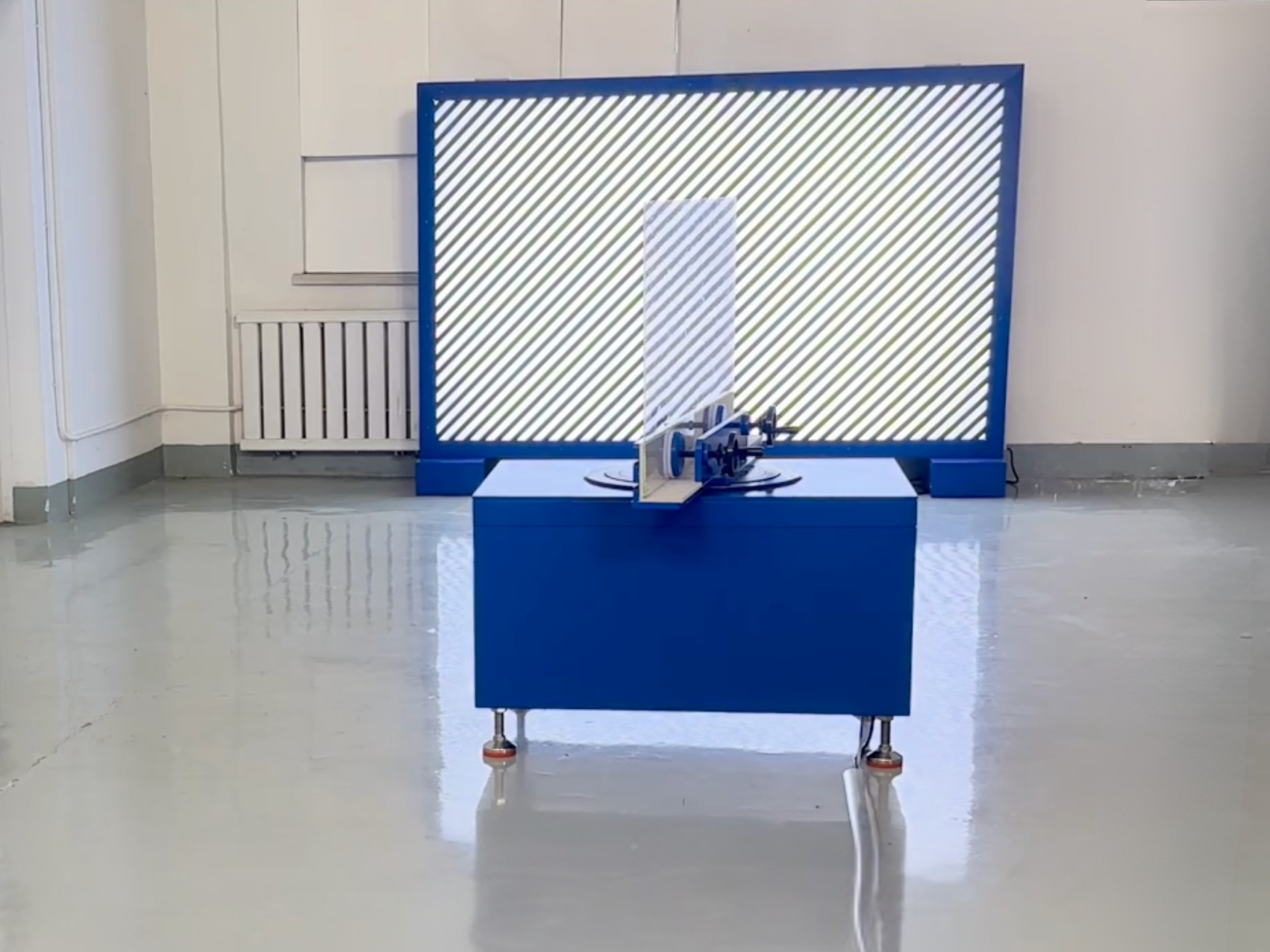 Optical measurement installation in an industrial glass quality-control environment