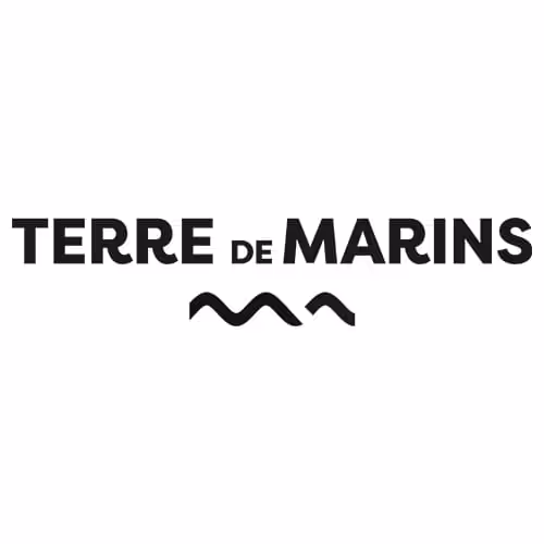Logo texte noir avec les mots 'TERRE DE MARINS' et un symbole de vagues stylisées en dessous.