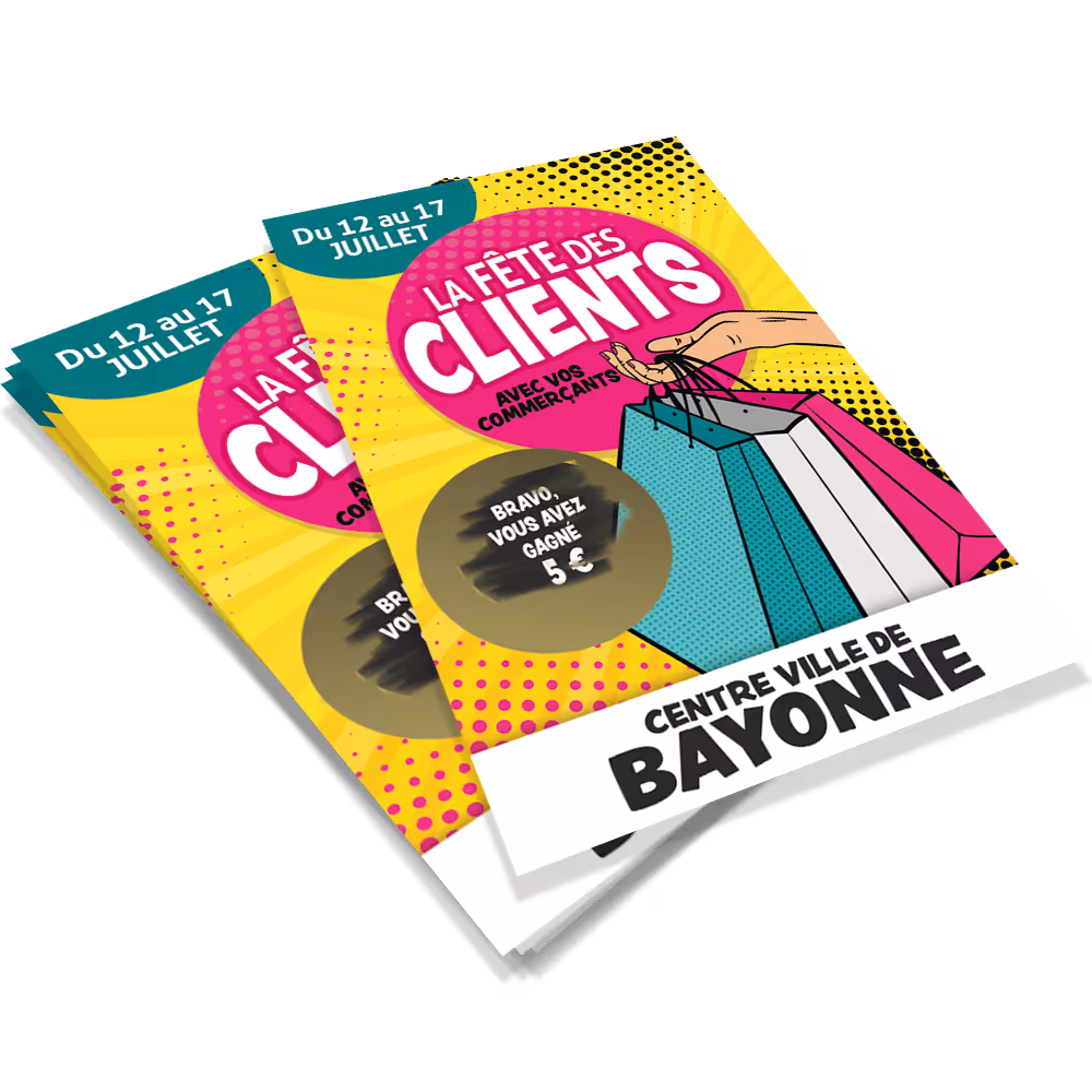 Flyers colorés annonçant la Fête des Clients du 12 au 17 juillet avec des sacs de shopping, offrant un gain de 5 euros au centre-ville de Bayonne.
