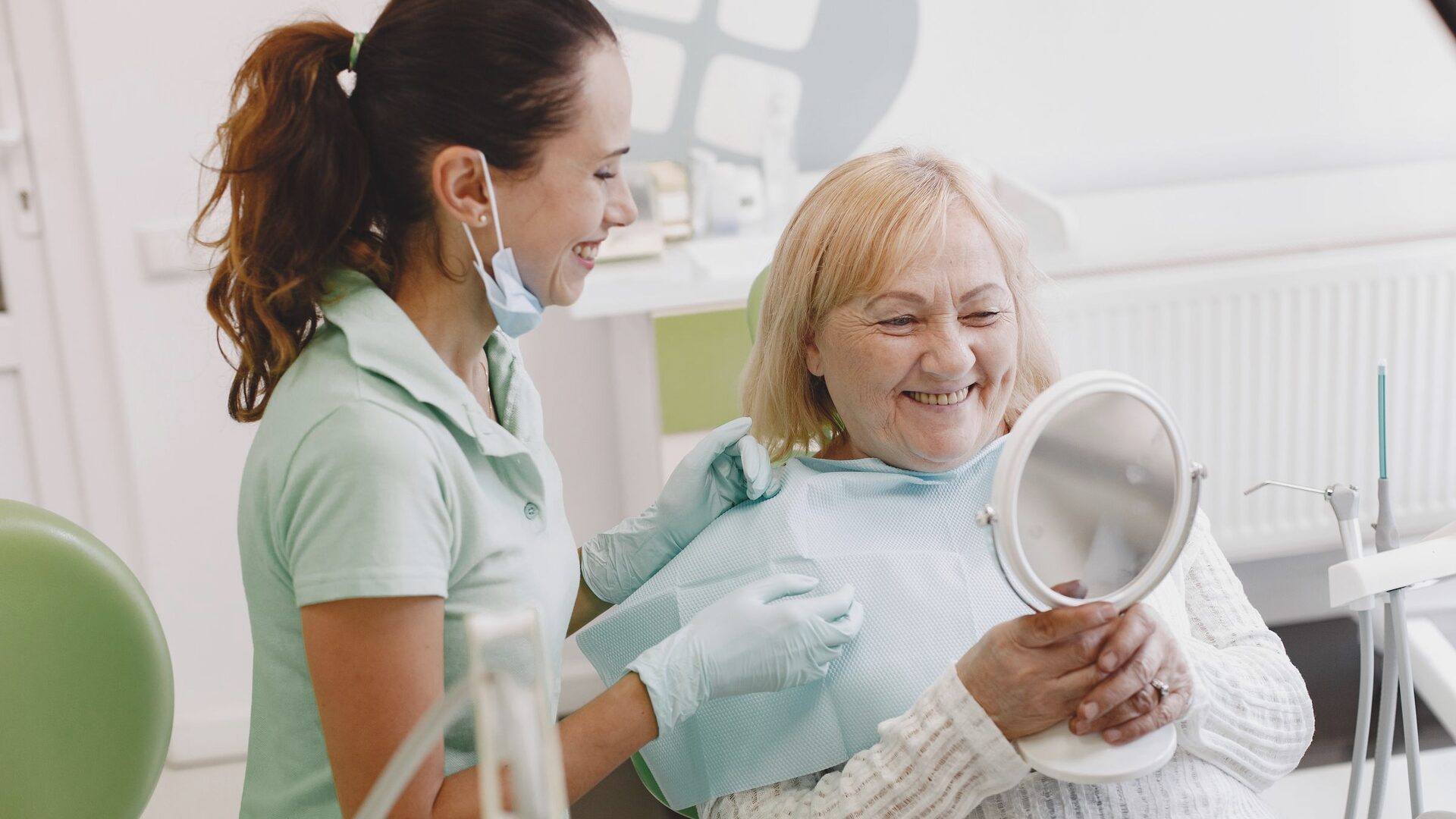 Modelo de implante dental sobre superficie clara