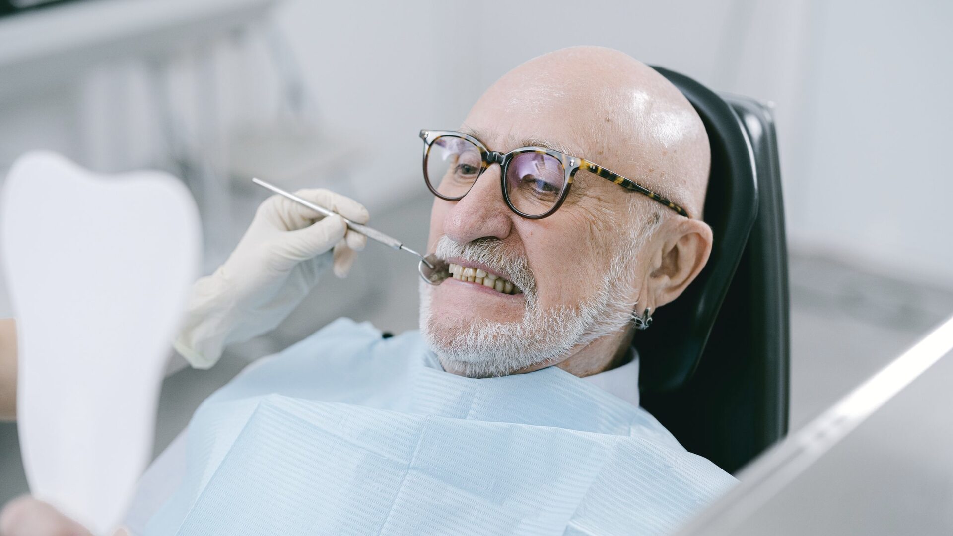 Dentista explicando cobertura dental a paciente en español