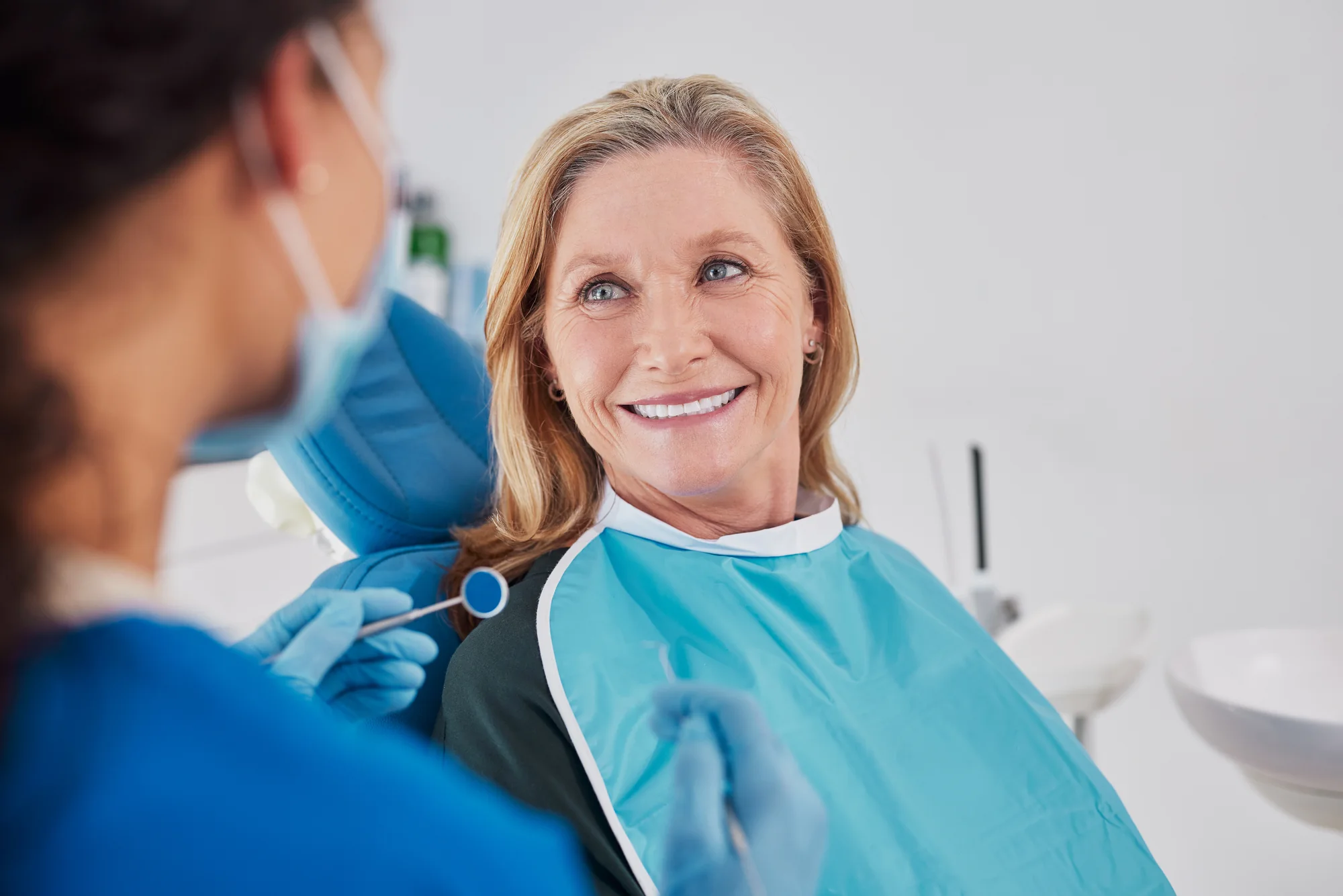 Dentista explicando cobertura dental Medicare Advantage a paciente mayor en español