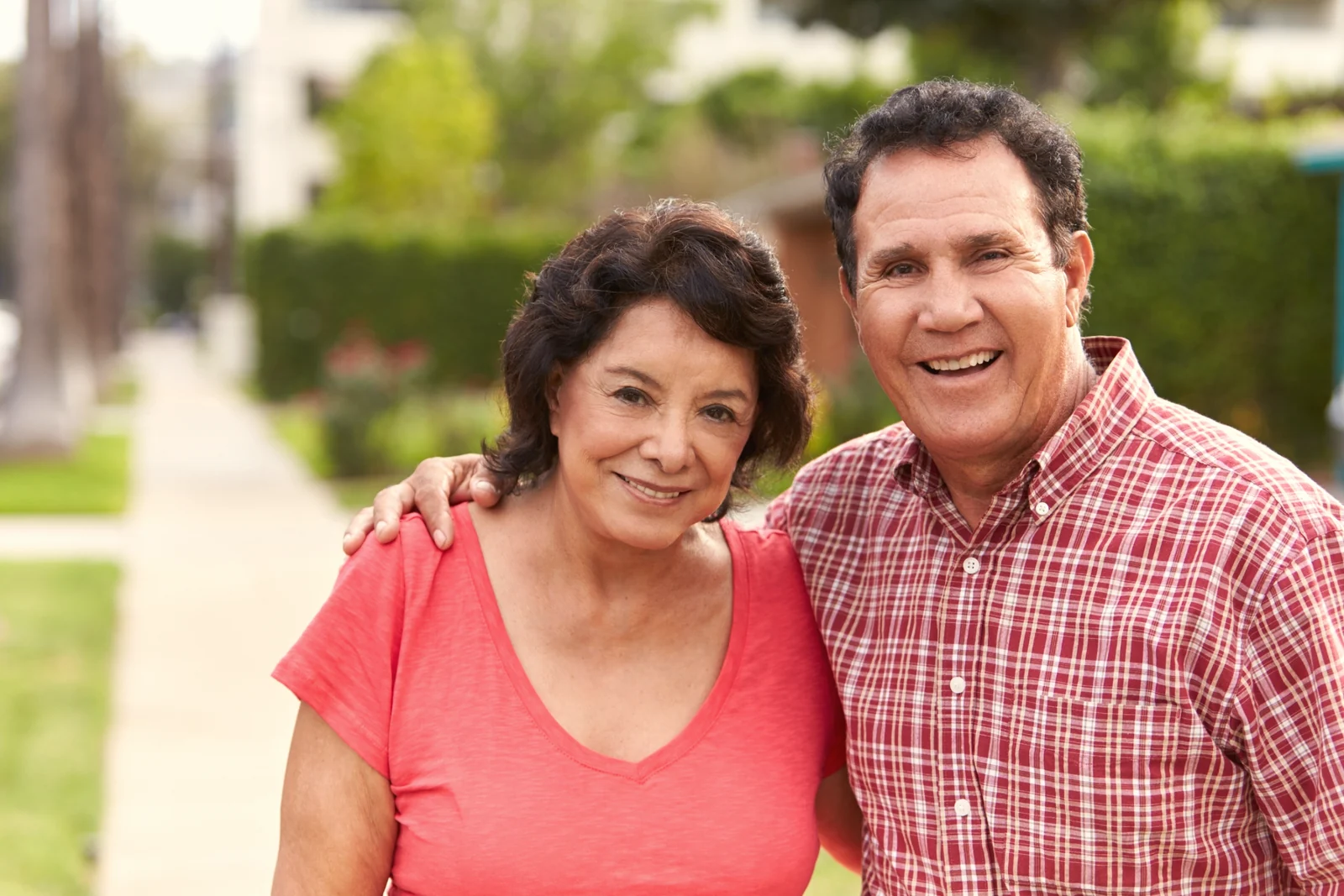 Pareja latina mayor sonriendo al aire libre en Miami