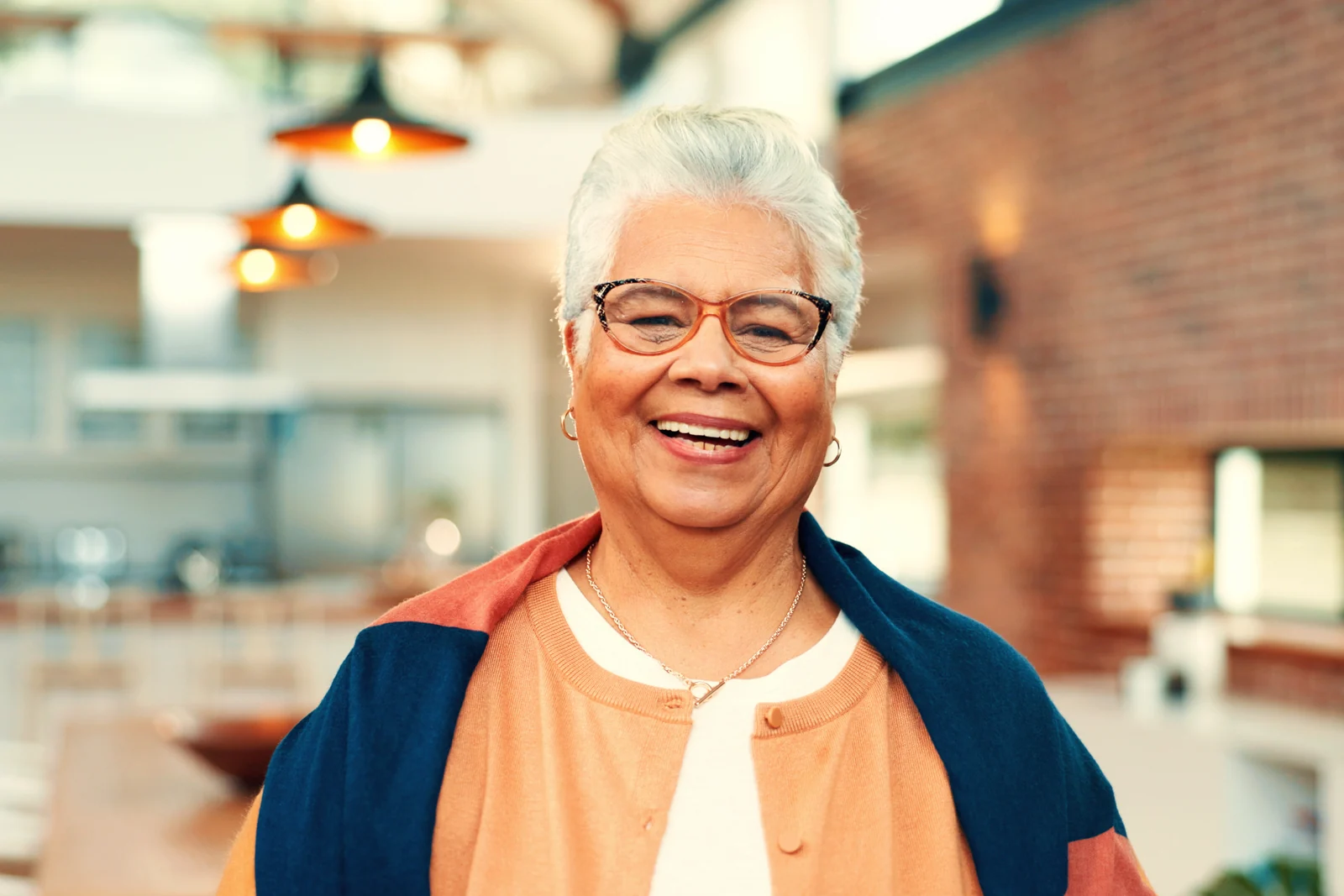 Señora latina mayor con una sonrisa amplia