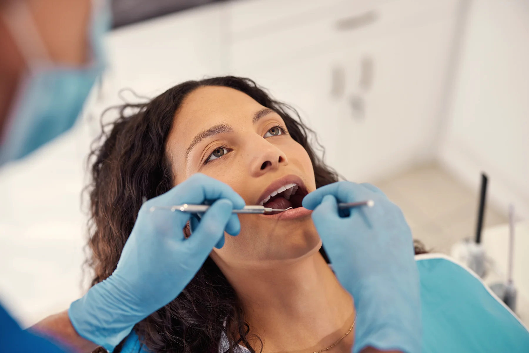 Preventive dental cleaning for a Latina patient in Kendall
