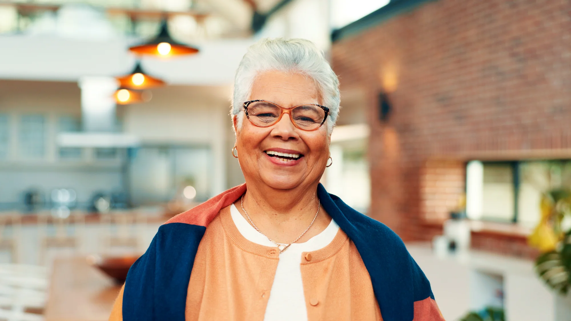 Mujer mayor latina sonriendo con su dentadura postiza