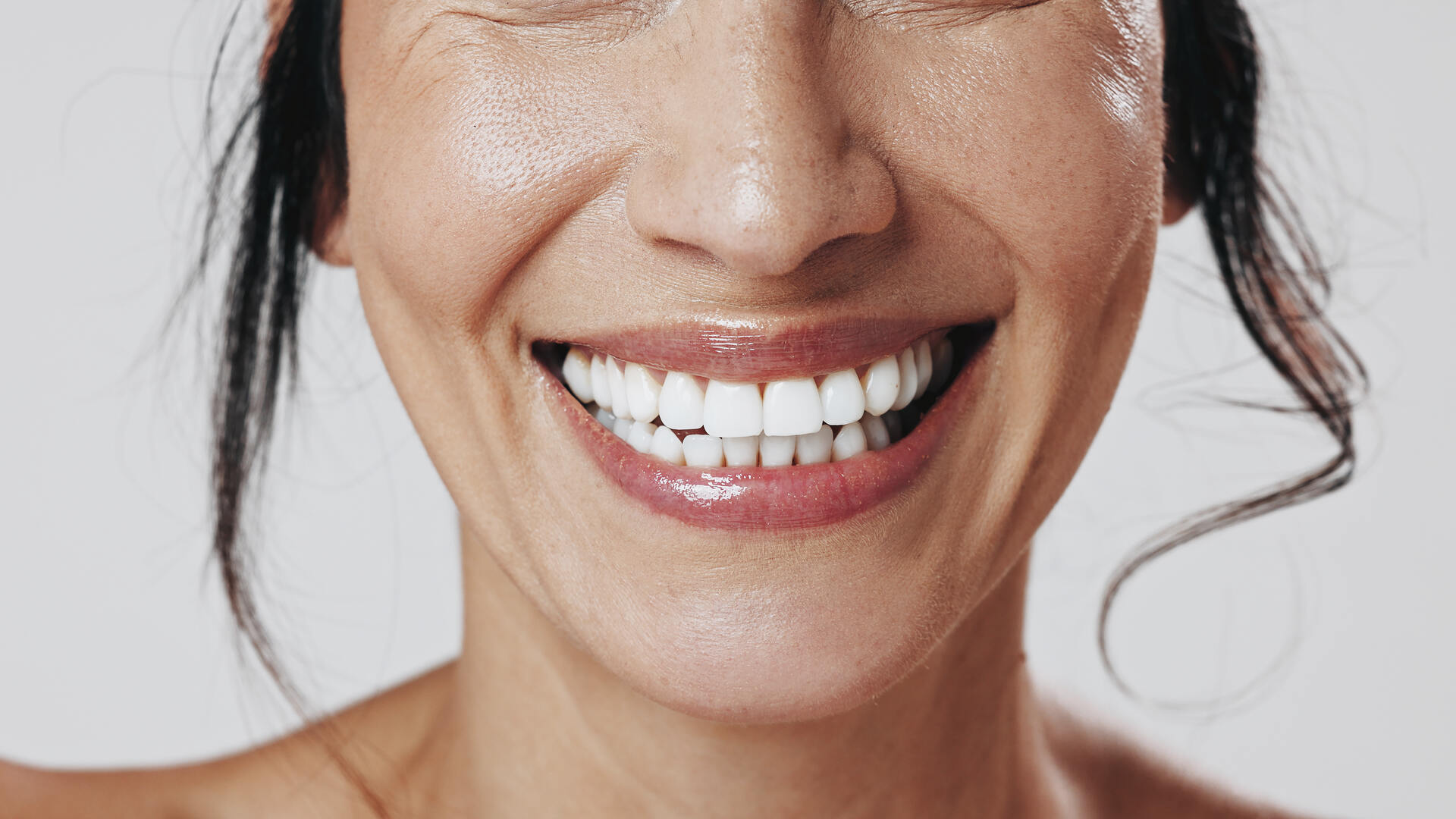 Sonrisa de una paciente tranquila después de entender bien su plan de tratamiento dental