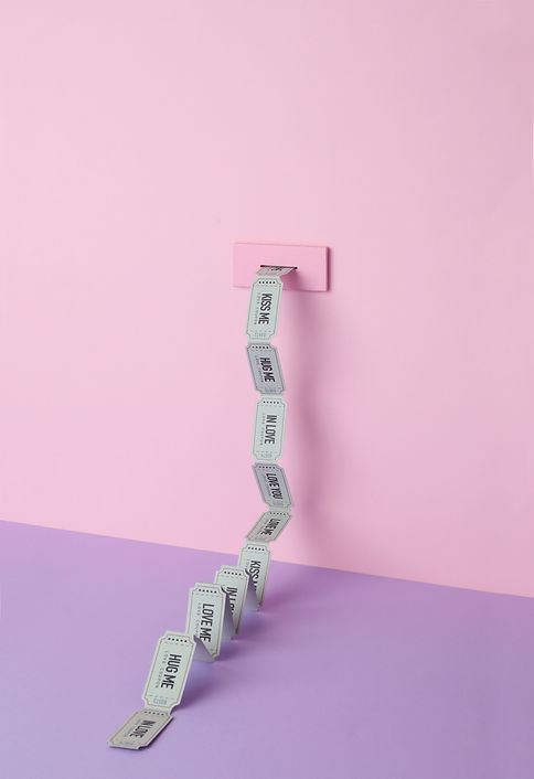 Imprimante de tickets sortant d'un mur sur un fond rose et violet