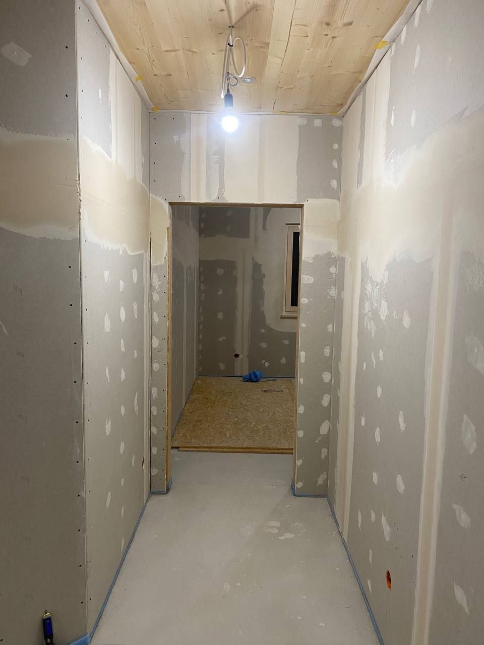 Decke spachteln und schleifen im Innenausbau Augsburg