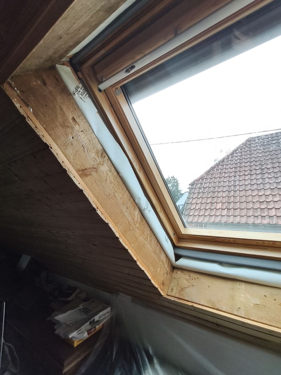 Professionelles Handwerkerteam bei Trockenbauarbeiten