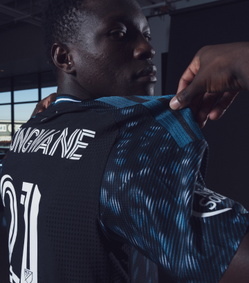 Bongokuhle Hlongwane in  the MNUFC Decade Kit
