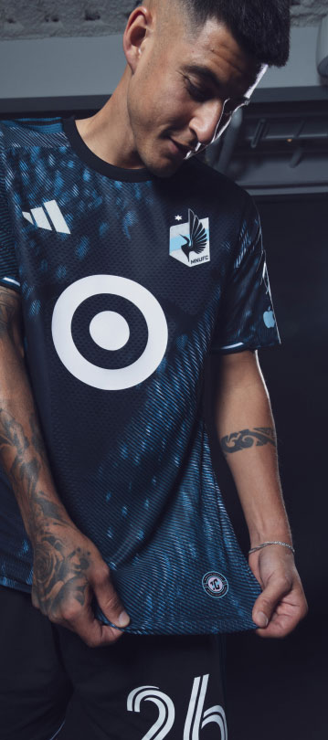 Joaquín Pereyra looking at the Year 10 Badge
