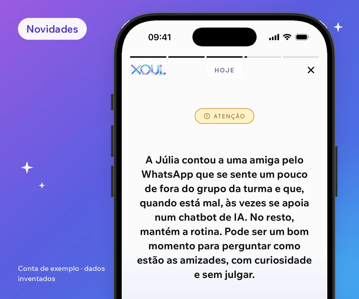 Tela do app do Xoul com dados inventados: uma novidade com a etiqueta Atenção conta que a Júlia se sente de fora do grupo e prefere falar disso com um chatbot, e sugere perguntar como ela está sem julgar.