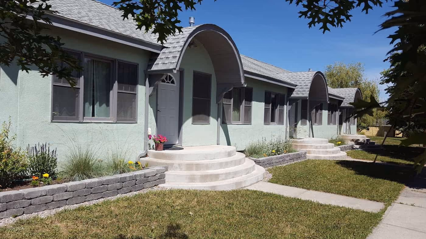 Private Mineral plunge tub bathhouse in Sophia Springs, Montana